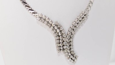 Collier de luxe en or blanc et diamants