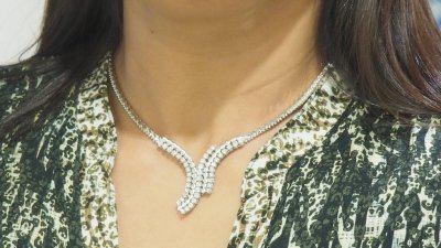 Collier de luxe en or blanc et diamants