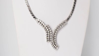 Collier de luxe en or blanc et diamants