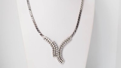 Collier de luxe en or blanc et diamants