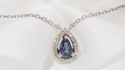 Pendant necklace in white gold, sapphire and diamonds