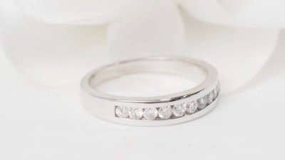 Mezza fede in oro bianco e diamanti 0,25ct