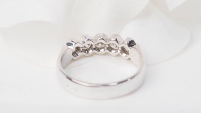 Half wedding band in white gold and diamonds 0.60ct