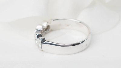 Half wedding band in white gold and diamonds 0.60ct