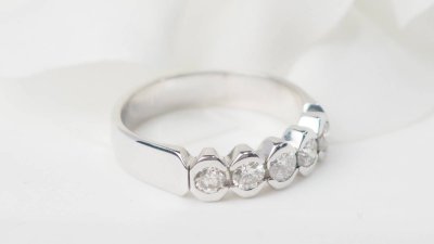 Half wedding band in white gold and diamonds 0.60ct