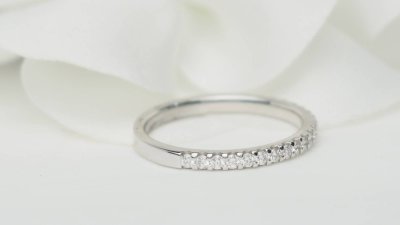 Half wedding band in white gold and diamonds 0.25ct