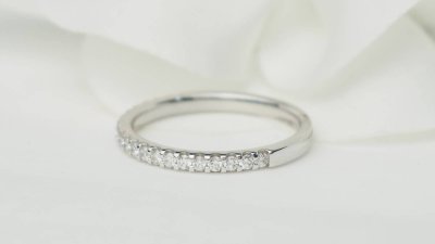 Half wedding band in white gold and diamonds 0.25ct