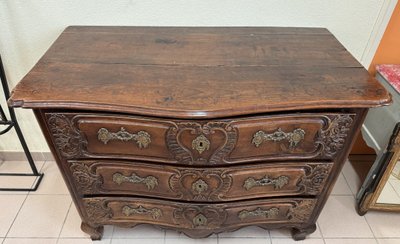 Commode Lyonnaise Galbée époque Louis XV En Noyer Massif