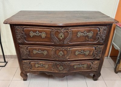 Commode Lyonnaise Galbée époque Louis XV En Noyer Massif