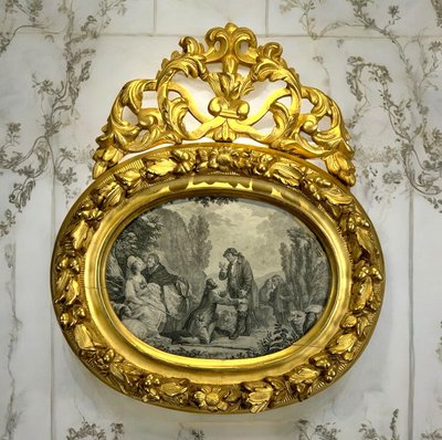 EIGHTEENTH CENTURY OVAL FRAME IN GILDED SCULPTTED WOOD AND ITS FURNACED FRONTIER