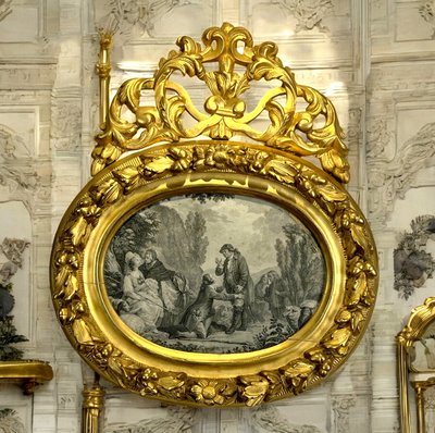 EIGHTEENTH CENTURY OVAL FRAME IN GILDED SCULPTTED WOOD AND ITS FURNACED FRONTIER