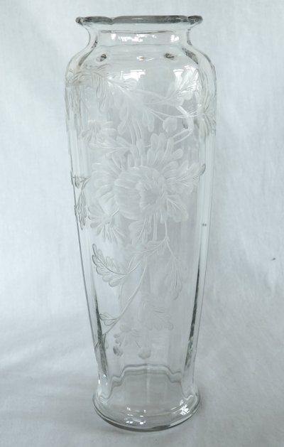 Large Baccarat crystal vase, rare cut pattern engraved with chrysanthemums - 30,1cm