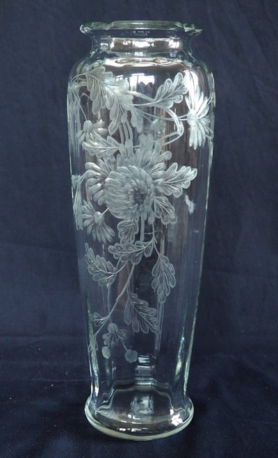 Large Baccarat crystal vase, rare cut pattern engraved with chrysanthemums - 30,1cm