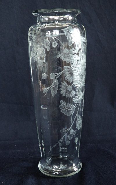 Large Baccarat crystal vase, rare cut pattern engraved with chrysanthemums - 30,1cm