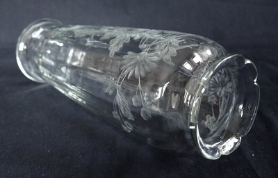 Large Baccarat crystal vase, rare cut pattern engraved with chrysanthemums - 30,1cm