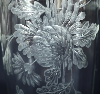 Large Baccarat crystal vase, rare cut pattern engraved with chrysanthemums - 30,1cm