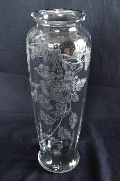 Large Baccarat crystal vase, rare cut pattern engraved with chrysanthemums - 30,1cm