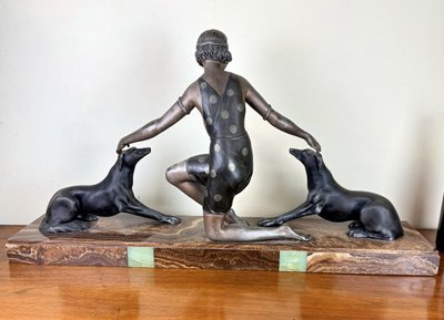 G. Arisse (1920) : élégante Aux Dogues Sculpture. épreuve En Régule à Double Patine