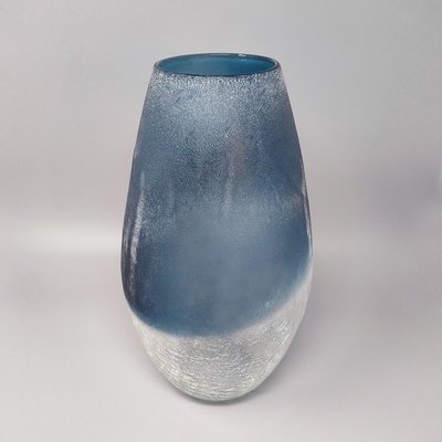 Vase bleu étonnant des années 1970 par Arte Vetro en verre dépoli. Fabriqué en Italie