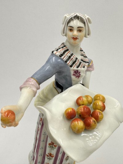 Meissen - Les Cris De Paris, Vendeuse De Fruits