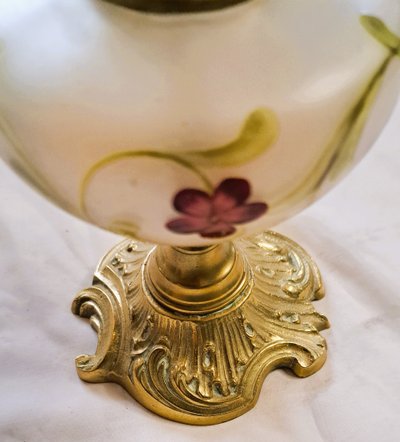 Lampe à pétrole en verre émaillé 1900 Art Nouveau à décor floral pied bronze