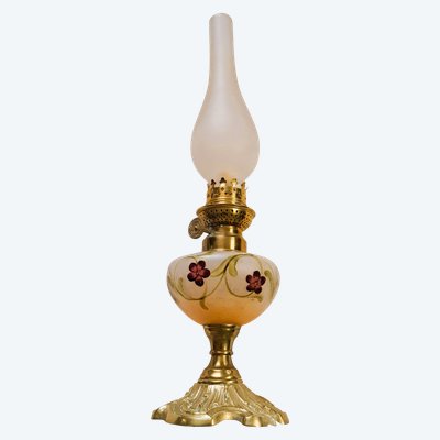 Lampe à pétrole en verre émaillé 1900 Art Nouveau à décor floral pied bronze