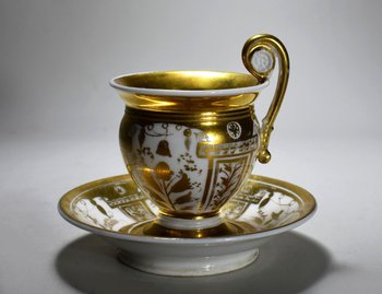 Tazza e piattino in porcellana di Parigi. Periodo di restauro