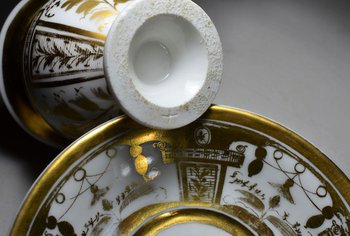 Tazza e piattino in porcellana di Parigi. Periodo di restauro