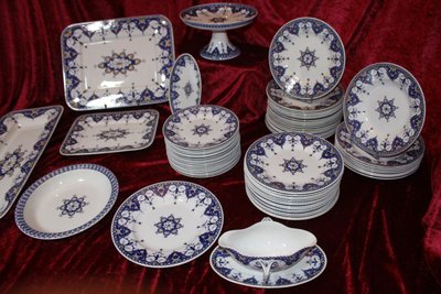 Sarreguemines earthenware dinner service, Cluny décor, 19th century, 67 pieces