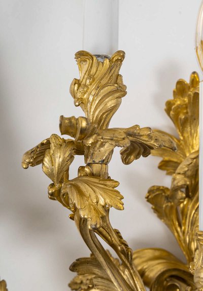 Importante paire d'appliques à cinq lumières de style Louis XV en bronze ciselé et doré vers 1880-18