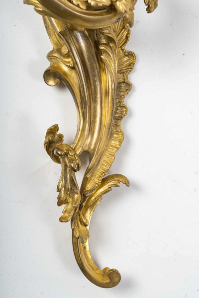 Importante paire d'appliques à cinq lumières de style Louis XV en bronze ciselé et doré vers 1880-18