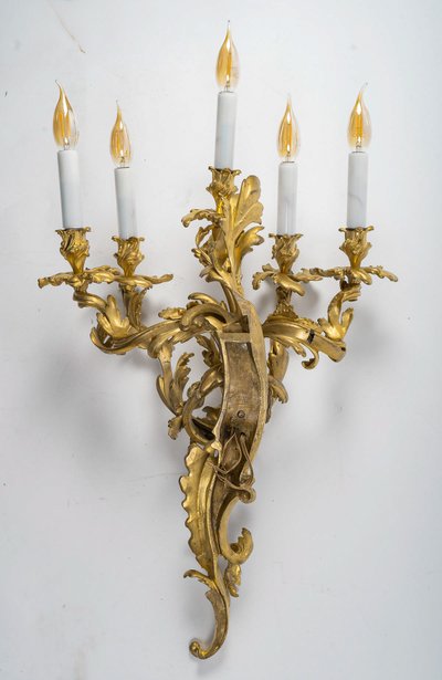 Importante paire d'appliques à cinq lumières de style Louis XV en bronze ciselé et doré vers 1880-18