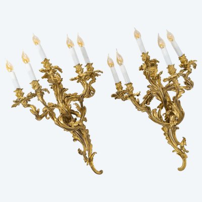 Importante paire d'appliques à cinq lumières de style Louis XV en bronze ciselé et doré vers 1880-18