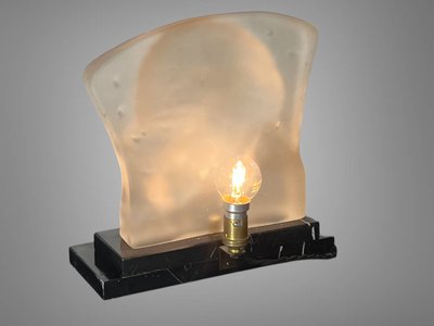 LAMPE ÉPOQUE ART DÉCO EN PÂTE DE VERRE SUR SOCLE EN MARBRE " VISAGE DE FEMME "