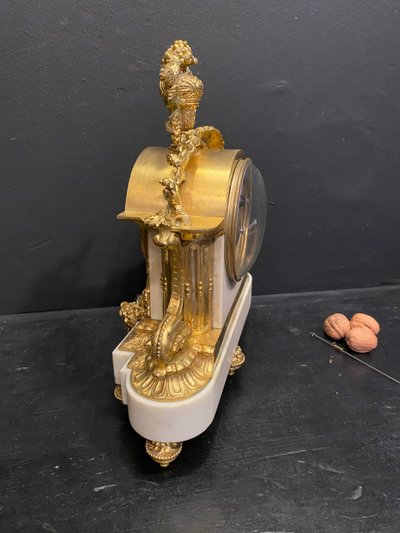 Louis XVI clock in marble and gilded bronze