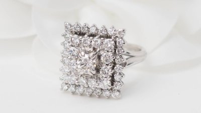 Square ring in white gold and diamonds