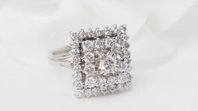 Square ring in white gold and diamonds