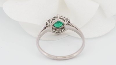 Hexagonal ring in platinum, emerald and diamonds