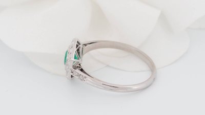 Hexagonal ring in platinum, emerald and diamonds