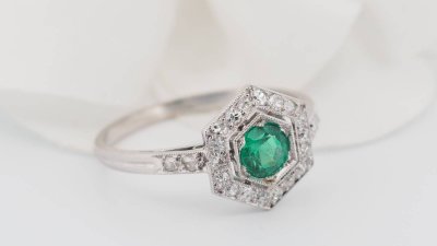 Hexagonal ring in platinum, emerald and diamonds