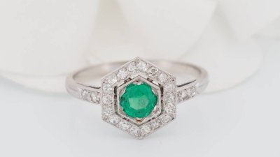 Hexagonal ring in platinum, emerald and diamonds