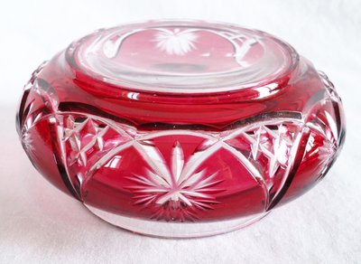 Bonbonnière en cristal de Baccarat taillé overlay rose