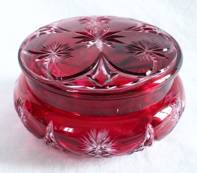 Bonbonnière en cristal de Baccarat taillé overlay rose