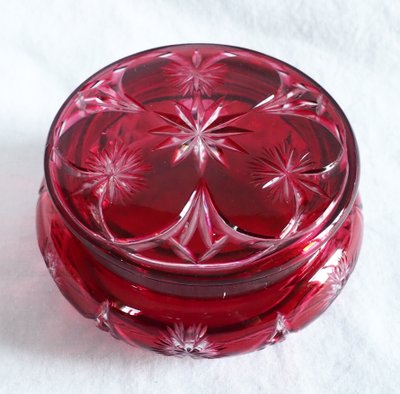 Bonbonnière en cristal de Baccarat taillé overlay rose