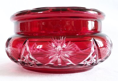 Bonbonnière en cristal de Baccarat taillé overlay rose