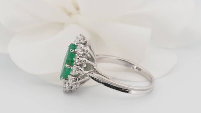 Marquise ring in white gold, emerald and diamonds