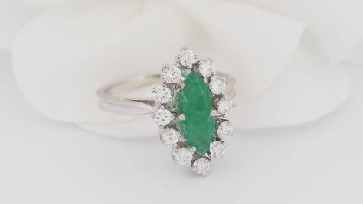 Marquise ring in white gold, emerald and diamonds