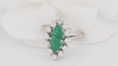 Marquise ring in white gold, emerald and diamonds