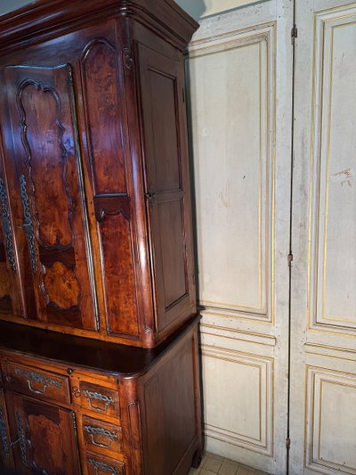 Two-body castle sideboard with side doors for 18th century rifles