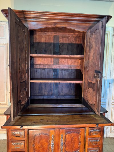 Two-body castle sideboard with side doors for 18th century rifles